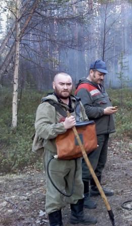 инструктор команды Михайличенко С.Е. определяет площадь пожара с помощью GPS навигатора, на переднем плане десантник пожарный Рахматулин В.И